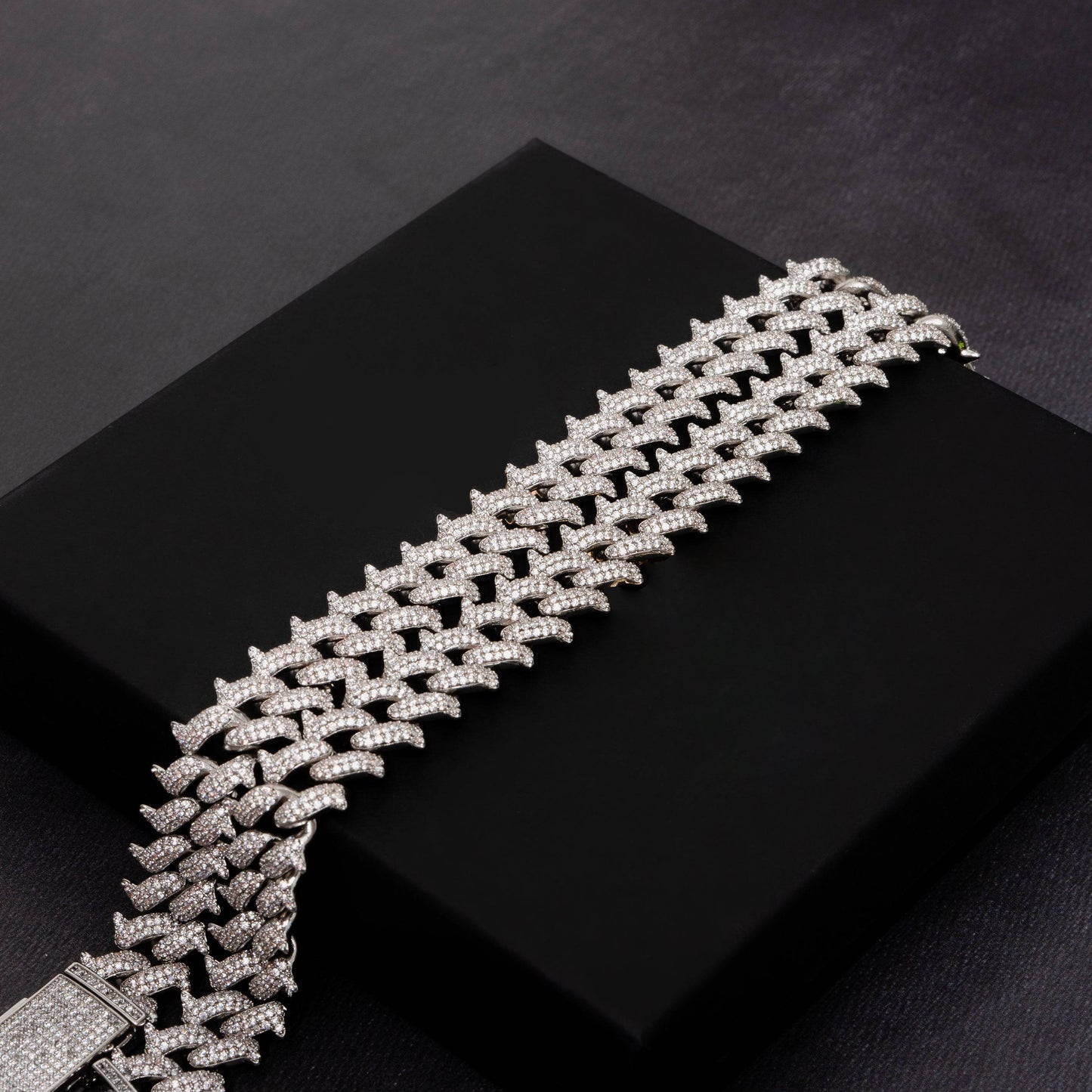 16mm Thorn Chain